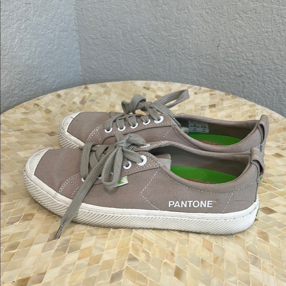 Cariuma Gray Sneakers Casual Low-Top Style